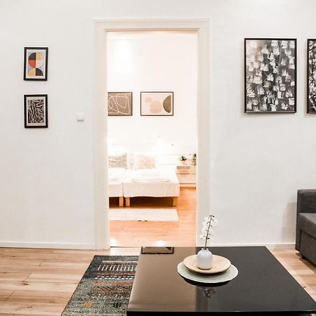 Stylish And Spacious ! Central Location Kazincy Netflix บูดาเปสต์ ภายนอก รูปภาพ