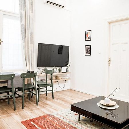 Stylish And Spacious ! Central Location Kazincy Netflix บูดาเปสต์ ภายนอก รูปภาพ