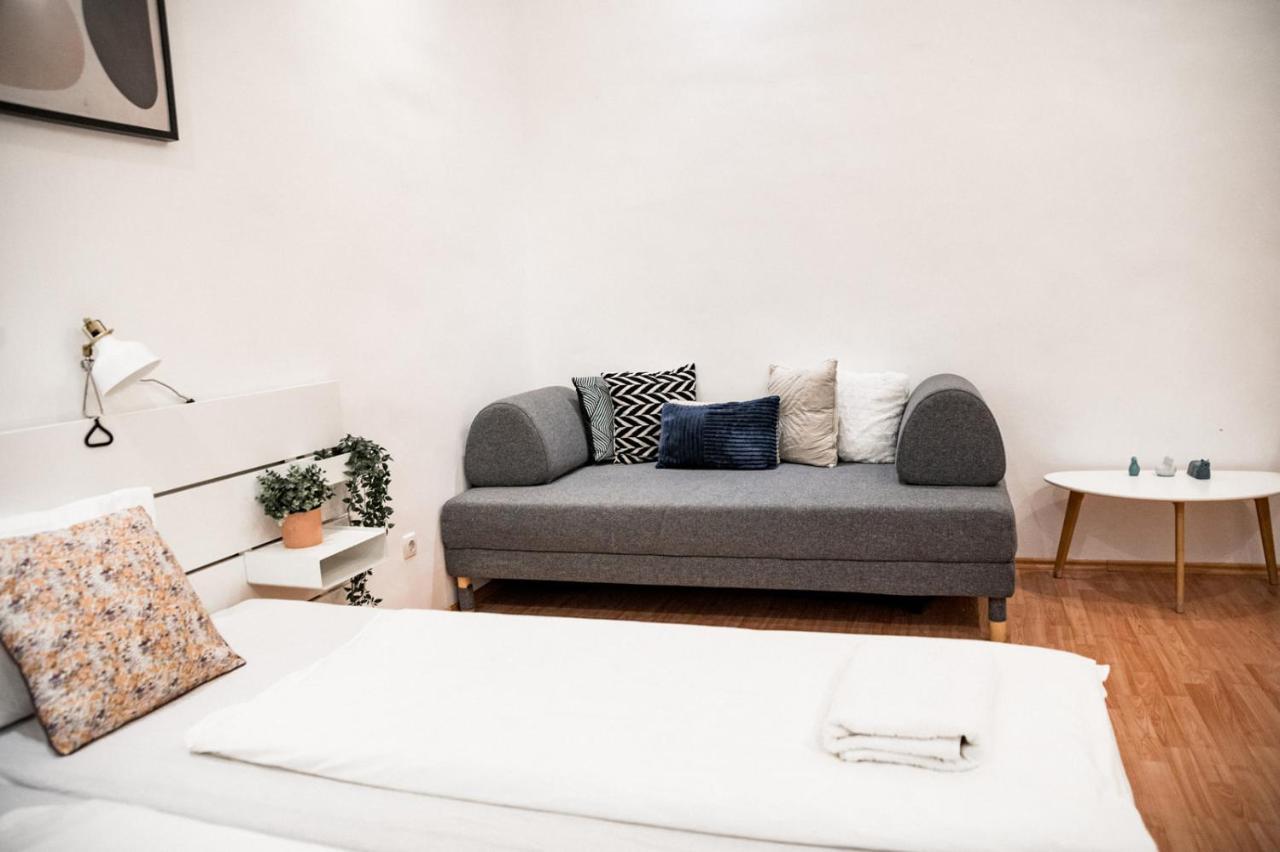 Stylish And Spacious ! Central Location Kazincy Netflix บูดาเปสต์ ภายนอก รูปภาพ
