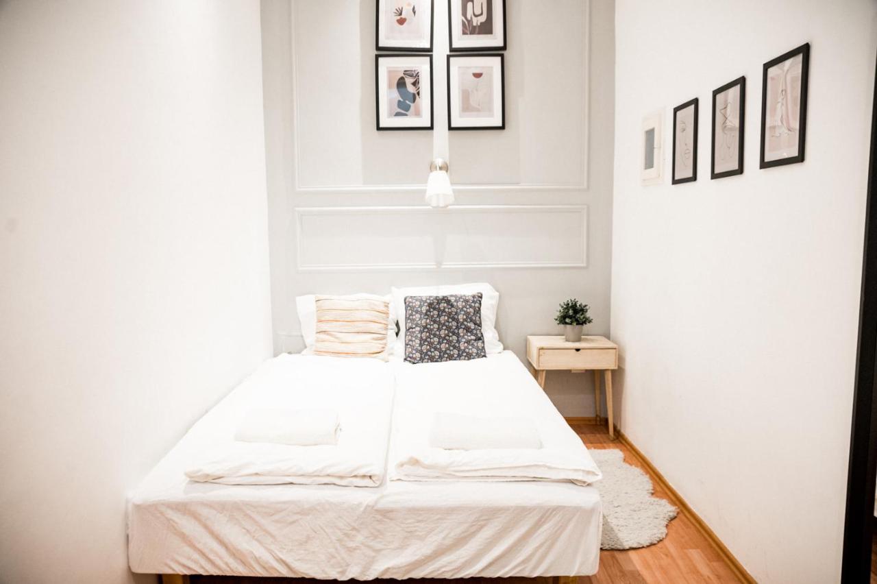 Stylish And Spacious ! Central Location Kazincy Netflix บูดาเปสต์ ภายนอก รูปภาพ