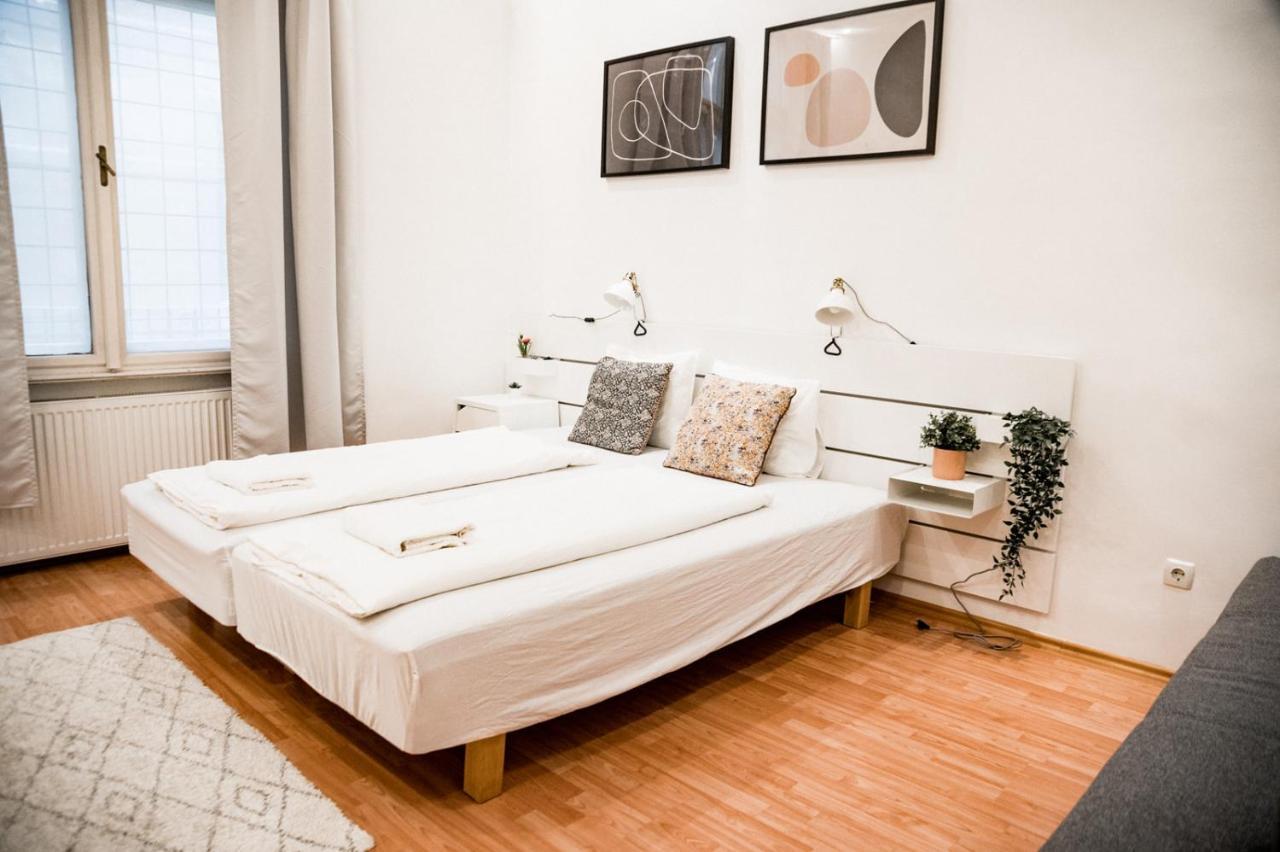 Stylish And Spacious ! Central Location Kazincy Netflix บูดาเปสต์ ภายนอก รูปภาพ