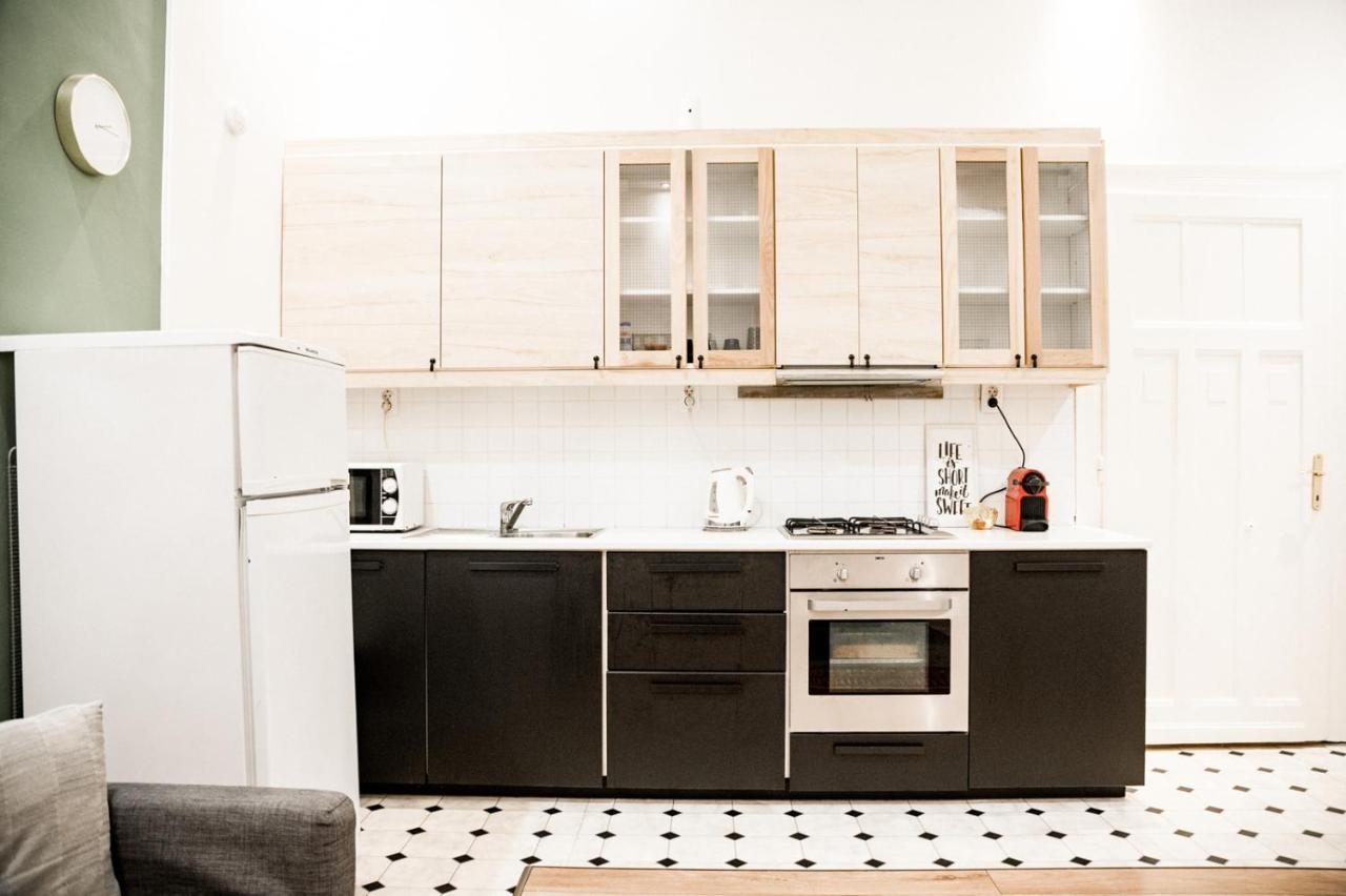 Stylish And Spacious ! Central Location Kazincy Netflix บูดาเปสต์ ภายนอก รูปภาพ