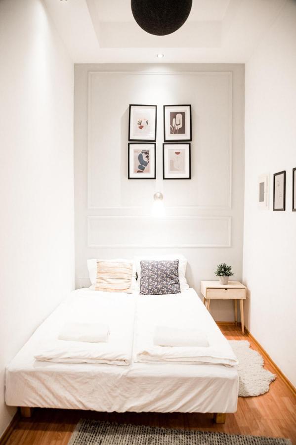 Stylish And Spacious ! Central Location Kazincy Netflix บูดาเปสต์ ภายนอก รูปภาพ