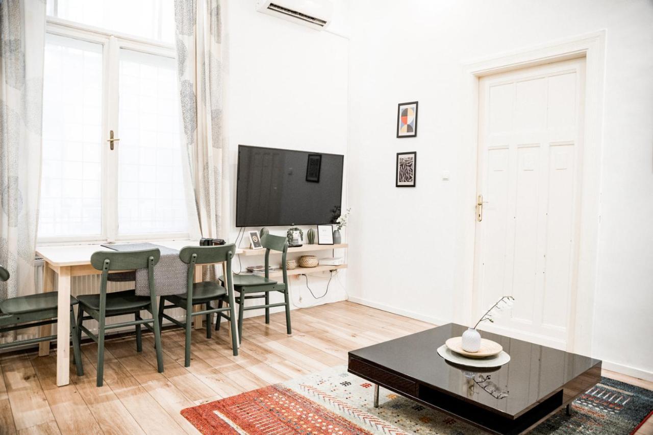 Stylish And Spacious ! Central Location Kazincy Netflix บูดาเปสต์ ภายนอก รูปภาพ