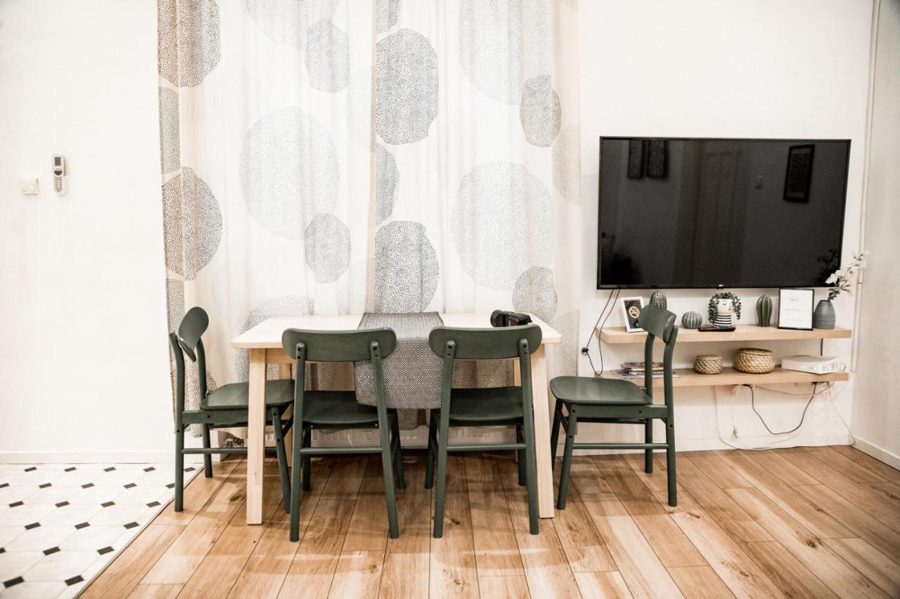 Stylish And Spacious ! Central Location Kazincy Netflix บูดาเปสต์ ภายนอก รูปภาพ