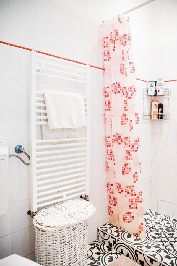Stylish And Spacious ! Central Location Kazincy Netflix บูดาเปสต์ ภายนอก รูปภาพ